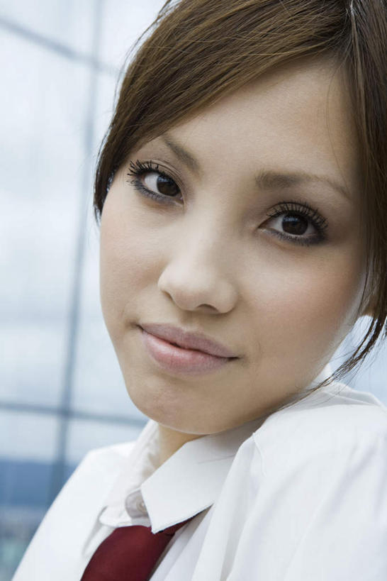 东方人,脸,头,脸颊,头发,一个人,商店,站,笑,微笑,竖图,室外,特写,白天,正面,制服,超市,亚洲,仅一个年轻女性,仅一个女性,仅一个人,服装,注视,黄种人,黄色,观察,看,倚靠,站着,转头,校服,金融,百货,观看,察看,关注,贸易,百货公司,学生服,年轻女性,女人,女性,亚洲人,头部,脸部,脸蛋,面部,站立,半身,彩图,店铺,购物商场,购物中心,商业中心,杂货店,杂货铺