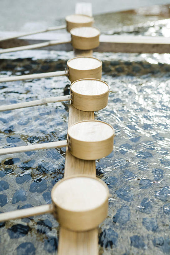 无人,竖图,俯视,室外,白天,旅游,度假,水,一排,许多,节日,整齐,木质,液体,勺子,池塘,水滴,文化,娱乐,排列,调羹,汤匙,祈祷,享受,休闲,健康,放松,许愿,宗教,信仰,纪念,祈求,队列,平安,彩图,高角度拍摄