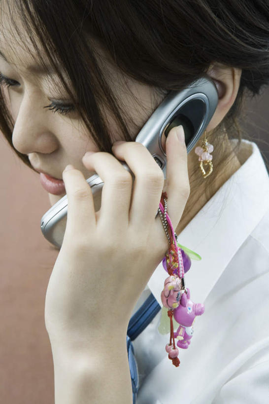 东方人,头发,一个人,站,笑,打电话,微笑,露齿笑,竖图,俯视,室内,白天,制服,电话,手机,亚洲,仅一个年轻女性,仅一个女性,仅一个人,握,服装,挂饰,拿,听,拿着,注视,黄种人,通讯设备,装饰品,黄色,低头,观察,看,站着,校服,握着,观看,察看,关注,学生服,一部,交流,年轻女性,女人,女性,亚洲人,沟通,通话,站立,半身,彩图,高角度拍摄