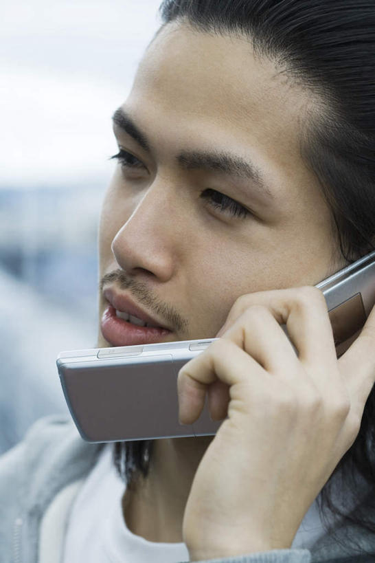 东方人,脸,头,脸颊,胡须,头发,一个人,站,笑,摸,打电话,微笑,露齿笑,竖图,室外,特写,白天,正面,电话,手机,亚洲,仅一个男性,仅一个人,握,阴影,光线,影子,拿,听,拿着,注视,休闲装,黄种人,通讯设备,仅一个年轻男性,黑色,阳光,看,站着,休闲,休闲服,握着,关注,一部,交流,男人,男性,年轻男性,亚洲人,头部,胡子,小胡子,脸部,脸蛋,面部,触摸,沟通,接触,抬头,通话,仰头,站立,半身,彩图