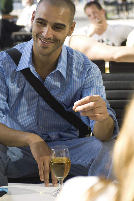 西方人,三个人,伙伴,朋友,餐厅,坐,笑,微笑,露齿笑,竖图,室内,白天,正面,衬衫,友谊,吧台,餐桌,桌子,杯子,欧洲,欧洲人,撑,握,阴影,光线,包,皮包,影子,墙,拿,拿着,注视,相视,墙壁,墙面,玻璃制品,阳光,酒杯,啤酒杯,观察,看,面对面,握着,餐台,观看,对视,单肩包,察看,撑着,关注,相对,相看,友情,男人,男性,年轻男性,年轻女性,女人,女性,白种人,光头,玻璃杯,坐着,半身,彩图,衬衣,餐馆,饭店,饭馆