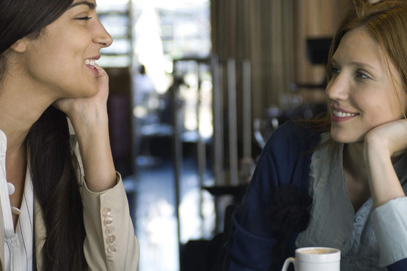 西方人,头发,两个人,伙伴,朋友,餐厅,坐,笑,摸,微笑,露齿笑,横图,室内,白天,正面,友谊,餐桌,窗户,落地窗,桌子,杯子,欧洲,欧洲人,撑,抚摸,朦胧,模糊,高脚杯,墙,红酒杯,地面,托腮,注视,休闲装,玻璃窗,相视,墙壁,墙面,玻璃制品,黄色,酒杯,托,休闲,面对面,休闲服,餐台,对视,撑着,托下巴,相对,相看,友情,年轻女性,女人,女性,白种人,玻璃杯,触摸,接触,坐着,半身,彩图,餐馆,饭店,饭馆