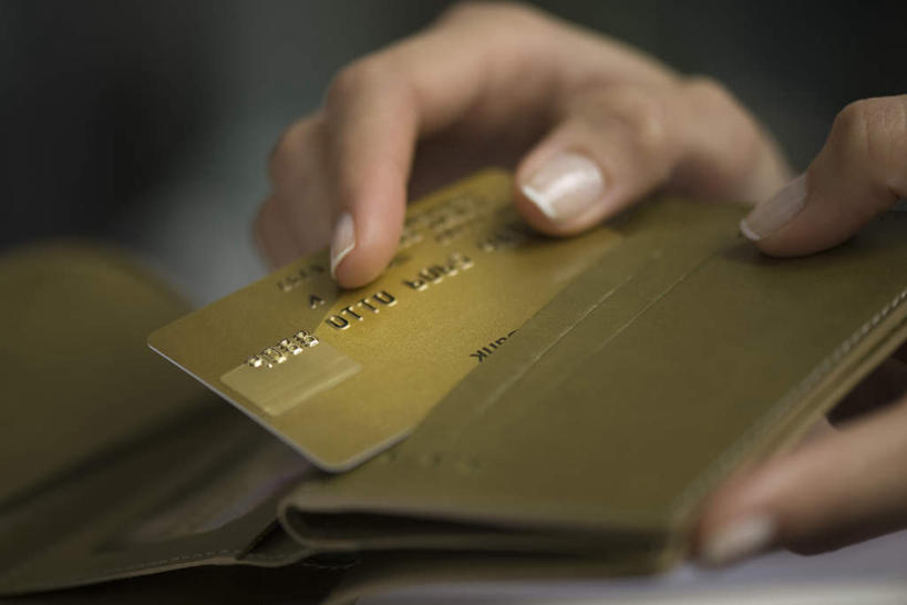 东方人,手,一个人,横图,室内,特写,白天,正面,信用卡,亚洲,仅一个年轻女性,仅一个女性,仅一个人,一张,握,朦胧,模糊,拿,拿着,黄种人,一个,黄色,手部,卡,握着,储蓄卡,皮夹子,钱包,单个,零钱包,皮夹,银行卡,年轻女性,女人,女性,亚洲人,半身,彩图