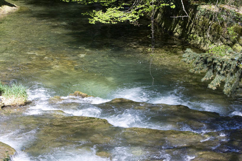 无人,横图,俯视,室外,白天,旅游,度假,草地,草坪,河流,石头,美景,水,植物,阴影,光线,石子,影子,河水,景观,水流,娱乐,草,树,树木,绿色,小溪,阳光,自然,溪水,享受,休闲,景色,放松,生长,成长,自然风光,石块,岩石,彩图,高角度拍摄
