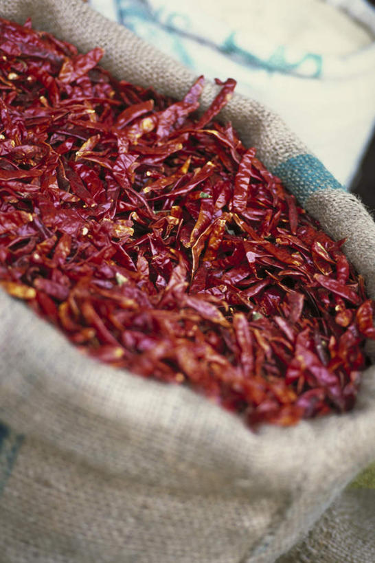 无人,竖图,俯视,室外,特写,白天,辣椒,蔬菜,一堆,许多,堆叠,堆积,新鲜,包装,香料,食品,食物,红色,有机食品,绿色食品,堆,干辣椒,辣角,红海椒,大椒,辣虎,广椒,辣子,红辣椒,海椒,番椒,彩图,高角度拍摄