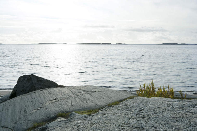 无人,横图,室外,白天,正面,旅游,度假,草地,草坪,石头,美景,沙滩,植物,阴影,光线,沙子,石子,影子,海岸,河岸,景观,云,云朵,地面,沙地,云彩,娱乐,草,蓝色,绿色,白云,蓝天,天空,阳光,自然,天,享受,休闲,景色,放松,自然风光,海滩,石块,岩石,彩图