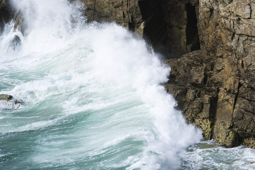 无人,横图,俯视,室外,白天,旅游,度假,海浪,海洋,石头,美景,阴影,飞溅,溅,光线,石子,液体,影子,景观,浪花,漩涡,娱乐,阳光,自然,海水,享受,休闲,景色,放松,侵蚀,喷洒,自然风光,海景,大海,风浪,海,海水的波动,近岸浪,石块,岩石,涌浪,彩图,高角度拍摄