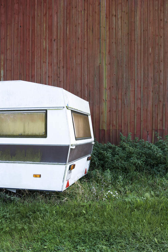 无人,家,竖图,室外,白天,正面,草地,草坪,植物,一辆,阴影,光线,影子,房屋,墙,屋子,楼房,墙壁,墙面,住宅,车,草,红色,绿色,阳光,交通工具,露营,彩图,房子