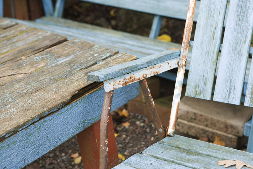 无人,横图,俯视,室外,特写,白天,餐桌,家具,桌子,椅子,一把,阴影,古老,生锈,光线,金属,木制,影子,木椅,地面,破损,阳光,餐台,彩图,高角度拍摄