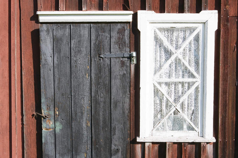 无人,家,横图,室外,白天,正面,窗户,窗帘,门,一排,阴影,整齐,光线,木制,木板,影子,房屋,墙,屋子,楼房,玻璃窗,墙壁,墙面,住宅,排列,红色,白色,黑色,阳光,门框,队列,彩图,房子