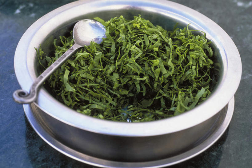 无人,跳,横图,俯视,室内,特写,白天,餐桌,桌子,蔬菜,餐具,叶子,一堆,许多,堆叠,堆积,新鲜,碟子,盘,食品,绿叶,食物,盘子,碟,嫩叶,甘蓝,有机食品,绿色食品,餐台,堆,叶,叶片,跳跃,彩图,高角度拍摄