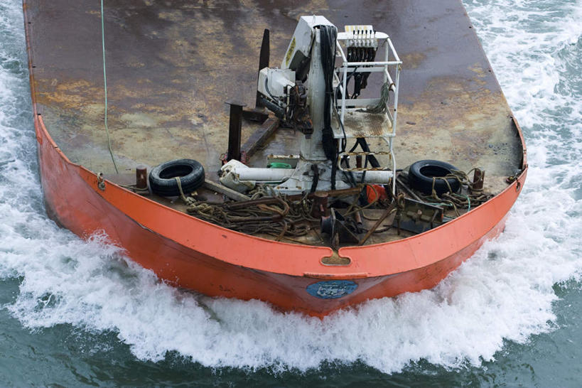 无人,横图,俯视,室外,特写,白天,海浪,海洋,船,一艘,阴影,波纹,飞溅,溅,光线,液体,影子,浪花,渔船,漩涡,水纹,阳光,海水,轮胎,绳子,交通工具,波浪,绳索,喷洒,缆绳,海景,大海,风浪,海,海水的波动,近岸浪,涌浪,彩图,高角度拍摄