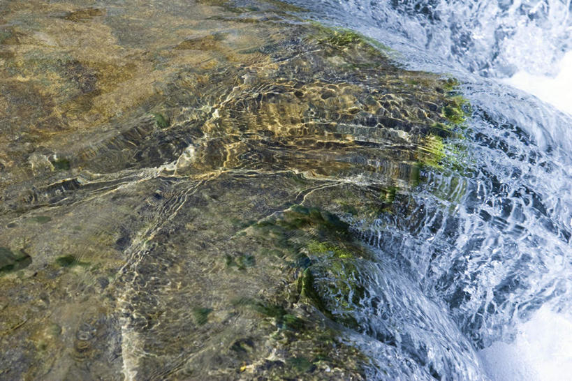 无人,横图,俯视,航拍,室外,白天,旅游,度假,河流,石头,美景,水,阴影,波纹,飞溅,溅,光线,石子,液体,影子,河水,景观,水流,青苔,娱乐,水纹,小溪,阳光,自然,波浪,溪水,享受,休闲,景色,放松,鸟瞰,喷洒,自然风光,石块,岩石,彩图,高角度拍摄