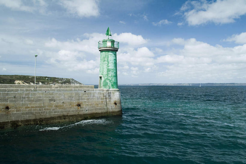 无人,横图,室外,白天,正面,旅游,度假,海浪,海洋,美景,树林,植物,道路,法国,欧洲,阴影,光线,信息,影子,墙,景观,浪花,云,云朵,灯塔,地面,交通,云彩,方向,娱乐,墙壁,墙面,树,树木,一个,蓝色,绿色,白云,蓝天,天空,阳光,自然,海水,天,享受,休闲,景色,放松,生长,单个,成长,引导,指引,布列塔尼,自然风光,海景,法兰西共和国,法兰西第五共和国,航标,布列塔尼地区,大海,风浪,海,海水的波动,近岸浪,涌浪,彩图,导航