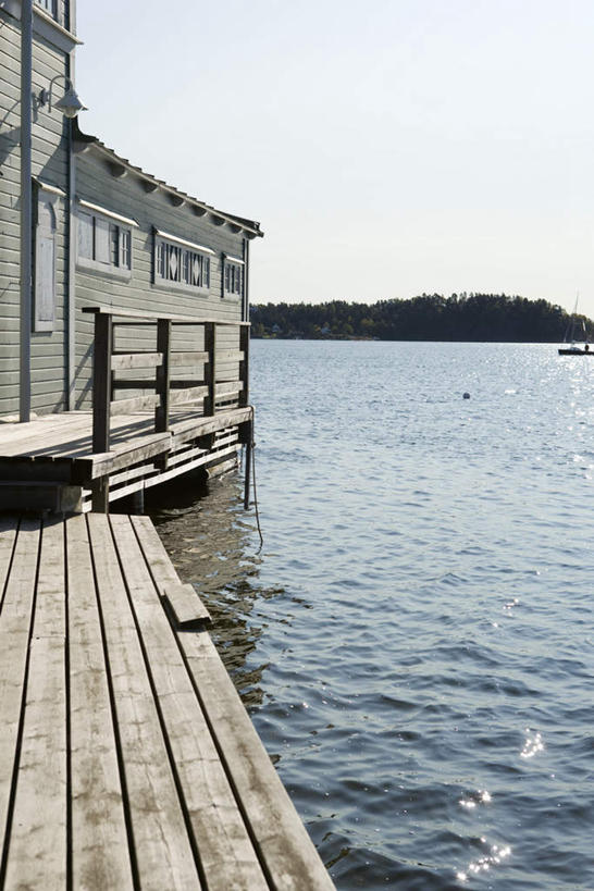 无人,栏杆,码头,竖图,室外,白天,正面,旅游,度假,湖,湖泊,美景,森林,树林,水,植物,地板,港口,阴影,光线,影子,湖面,景观,水流,水面,围栏,地面,娱乐,护栏,木地板,树,树木,蓝色,绿色,蓝天,天空,阳光,自然,湖水,天,享受,休闲,景色,放松,生长,成长,自然风光,彩图,摆渡口,埠头,渡口,渡头,港湾,海港,货运码头,口岸,商港