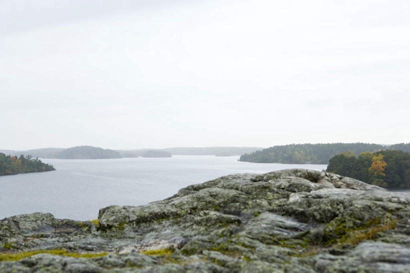 无人,横图,室外,白天,正面,旅游,度假,岛屿,海浪,海洋,石头,美景,植物,雾,阴影,朦胧,模糊,光线,石子,影子,景观,浪花,青苔,娱乐,树,树木,蓝色,绿色,蓝天,天空,阳光,自然,海水,天,享受,休闲,景色,放松,生长,成长,迷雾,自然风光,海景,大海,风浪,海,海水的波动,近岸浪,列岛,群岛,石块,岩石,涌浪,诸岛,大雾,彩图