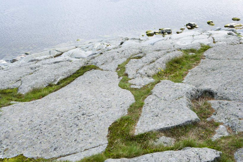 无人,横图,俯视,室外,白天,旅游,度假,草地,草坪,海浪,海洋,石头,美景,植物,石子,景观,浪花,青苔,娱乐,草,绿色,自然,海水,享受,休闲,景色,放松,自然风光,海景,大海,风浪,海,海水的波动,近岸浪,石块,岩石,涌浪,彩图,高角度拍摄