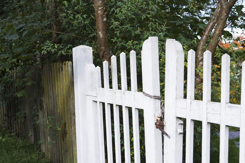 无人,栏杆,横图,俯视,室外,白天,旅游,度假,草地,草坪,河流,美景,水,植物,门,阴影,光线,影子,栅栏,河水,景观,篱笆,水流,围栏,娱乐,护栏,草,树,树木,一个,绿色,白色,阳光,自然,把手,门框,享受,休闲,景色,放松,生长,单个,成长,自然风光,彩图,高角度拍摄