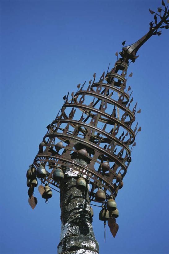 无人,竖图,室外,特写,白天,正面,植物,许多,阴影,节日,光线,金属,铃铛,影子,文化,树,树干,树木,蓝色,绿色,蓝天,天空,阳光,自然,天,祈祷,健康,许愿,宗教,信仰,生长,成长,纪念,祈求,青铜,平安,彩图