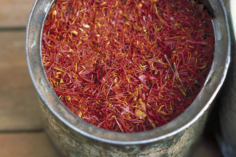 无人,横图,俯视,室内,特写,白天,地板,一堆,许多,堆叠,堆积,盛开,桶,香料,地面,花蕾,藏红花,木地板,花,花瓣,花朵,鲜花,红色,容器,花苞,花蕊,储藏,堆,储存,彩图,高角度拍摄,贮存