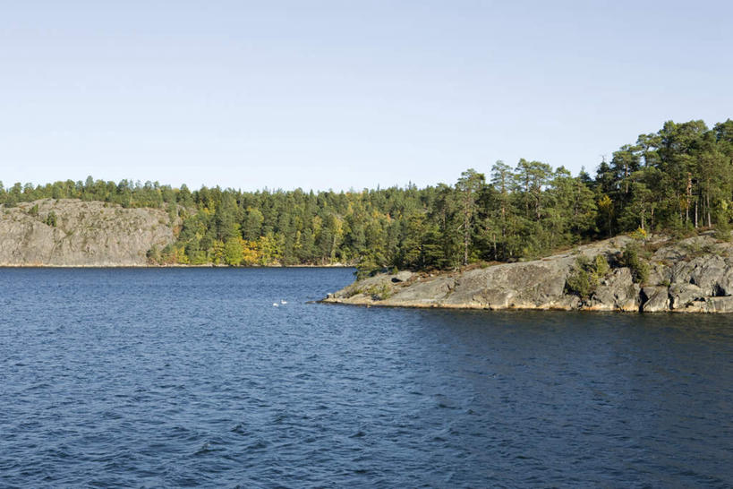 无人,横图,室外,白天,正面,旅游,度假,草地,草坪,湖,湖泊,石头,美景,森林,树林,水,植物,波纹,石子,海岸,湖面,景观,水流,水面,地面,娱乐,草,树,树木,蓝色,绿色,蓝天,水纹,天空,自然,波浪,湖水,天,享受,休闲,景色,放松,生长,成长,自然风光,石块,岩石,彩图