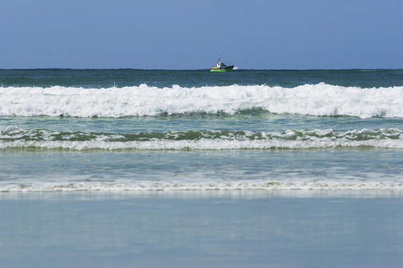 无人,横图,室外,白天,正面,旅游,度假,海浪,海洋,美景,沙滩,船,波纹,飞溅,溅,沙子,液体,海岸,景观,浪花,水平线,辽阔,渔船,海平线,沙地,娱乐,蓝色,蓝天,水纹,天空,自然,海水,船尾波,交通工具,波浪,天,享受,休闲,广阔,景色,放松,一望无际,喷洒,自然风光,海景,无边无际,一马平川,大海,风浪,海,海水的波动,海滩,近岸浪,涌浪,彩图,水天相接,水天一线