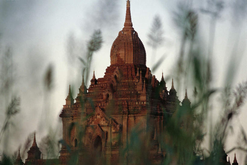 无人,寺庙,横图,室外,白天,正面,旅游,度假,草地,草坪,美景,植物,标志建筑,地标,缅甸,亚洲,一座,节日,朦胧,模糊,景观,塔,文化,娱乐,建设,草,红色,蓝色,绿色,蓝天,天空,自然,庙宇,天,祈祷,享受,休闲,健康,景色,放松,许愿,宗教,东南亚,信仰,纪念,祈求,自然风光,蒲甘,缅甸联邦,悉隆敏罗塔寺,平安,彩图,庙,寺