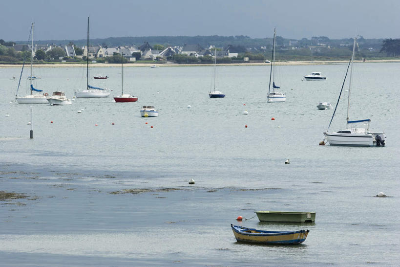 划船,无人,家,横图,俯视,室外,白天,旅游,度假,草地,草坪,海浪,海洋,美景,山,植物,船,许多,房屋,屋子,海岸,景观,浪花,陆地,山峰,灯塔,地面,山峦,娱乐,楼房,住宅,草,树,树木,蓝色,绿色,蓝天,天空,自然,海水,交通工具,天,享受,休闲,景色,放松,生长,成长,自然风光,海景,大海,风浪,海,海水的波动,近岸浪,涌浪,彩图,高角度拍摄,房子