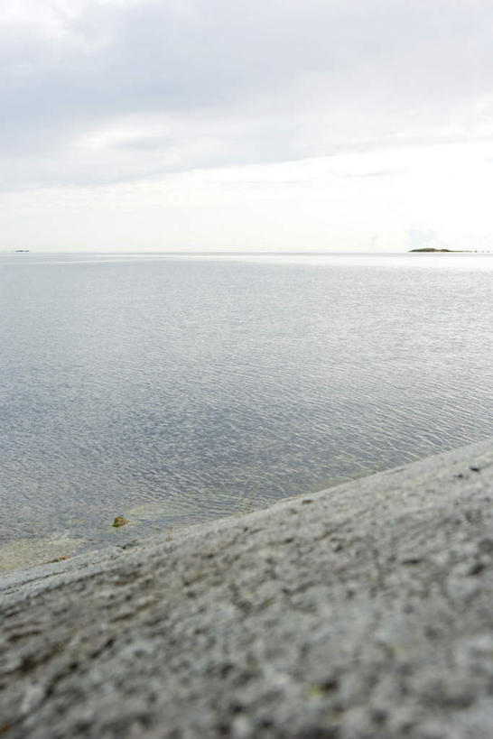 无人,竖图,室外,白天,正面,旅游,度假,海浪,海洋,石头,美景,沙滩,波纹,沙子,石子,海岸,景观,浪花,云,云朵,沙地,云彩,娱乐,蓝色,白云,蓝天,水纹,天空,自然,海水,波浪,天,享受,休闲,景色,放松,自然风光,海景,大海,风浪,海,海水的波动,海滩,近岸浪,石块,岩石,涌浪,彩图