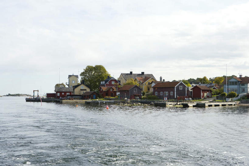 无人,家,横图,室外,白天,正面,旅游,度假,草地,草坪,河流,美景,水,植物,道路,建筑,路,阴影,波纹,光线,影子,房屋,屋子,河水,景观,陆地,水流,云,云朵,建筑群,小路,交通,云彩,娱乐,建设,楼房,住宅,草,树,树木,蓝色,绿色,白云,蓝天,水纹,天空,阳光,自然,波浪,天,享受,休闲,景色,放松,生长,成长,自然风光,彩图,房子