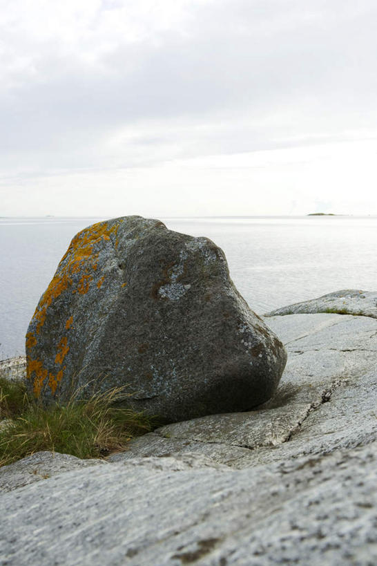 无人,竖图,室外,白天,正面,旅游,度假,草地,草坪,海浪,海洋,石头,美景,沙滩,植物,阴影,光线,沙子,石子,影子,海岸,景观,浪花,云,云朵,青苔,沙地,云彩,娱乐,草,蓝色,绿色,白云,蓝天,天空,阳光,自然,海水,天,享受,休闲,景色,放松,自然风光,海景,大海,风浪,海,海水的波动,海滩,近岸浪,石块,岩石,涌浪,彩图