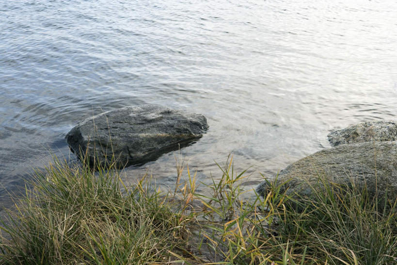 无人,横图,俯视,室外,白天,旅游,度假,草地,草坪,湖,湖泊,石头,美景,水,植物,阴影,波纹,光线,石子,影子,湖面,景观,水流,水面,娱乐,草,绿色,水纹,阳光,自然,波浪,湖水,享受,休闲,景色,放松,自然风光,石块,岩石,彩图,高角度拍摄