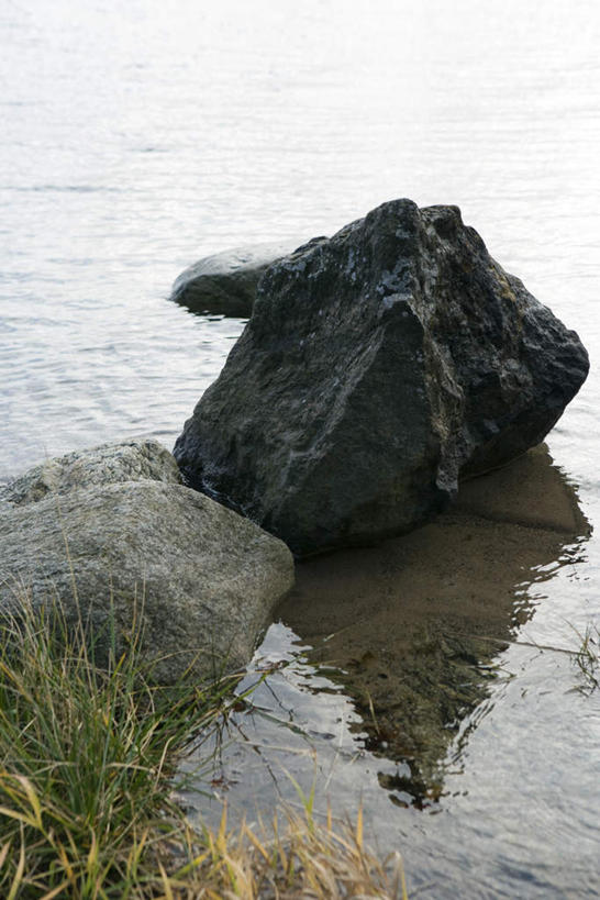 无人,竖图,俯视,室外,白天,旅游,度假,草地,草坪,湖,湖泊,石头,美景,水,植物,阴影,波纹,光线,石子,影子,湖面,景观,水流,水面,娱乐,草,绿色,水纹,阳光,自然,波浪,湖水,享受,休闲,景色,放松,自然风光,石块,岩石,彩图,高角度拍摄