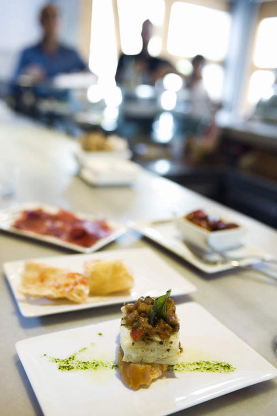 点心,海鲜,面包,三个人,餐厅,竖图,俯视,室内,特写,白天,烹饪,西餐,餐桌,桌子,餐具,许多,碟子,盘,勺子,调料,肉,料理,食品,甜点,甜品,调味品,调味料,水产,猪肉,菜肴,美食,肉类,食物,糕点,盘子,调羹,碟,汤匙,甜食,西式,佳肴,餐台,海产品,肉食,豚肉,男人,男性,年轻男性,年轻女性,女人,女性,半身,彩图,高角度拍摄,餐馆,饭店,饭馆