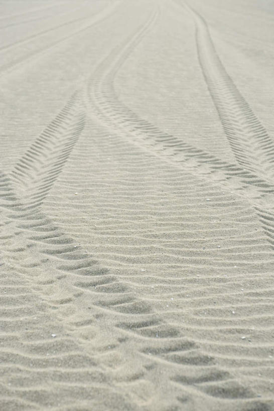 无人,交叉,竖图,俯视,室外,特写,白天,旅游,度假,美景,沙滩,一排,许多,波纹,花纹,整齐,纹路,沙子,海岸,景观,沙地,娱乐,排列,自然,享受,休闲,景色,放松,队列,自然风光,沙画,海滩,彩图,高角度拍摄