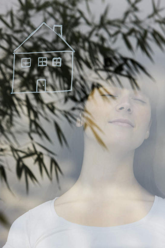 西方人,一个人,站,闭眼,笑,微笑,竖图,室内,白天,正面,植物,窗户,落地窗,欧洲,欧洲人,仅一个年轻女性,仅一个女性,仅一个人,一座,阴影,光线,影子,房屋,图像,图画,玻璃窗,树,树木,蓝色,绿色,蓝天,天空,阳光,自然,天,站着,生长,成长,年轻女性,女人,女性,白种人,闭眼睛,闭着眼,闭着眼睛,站立,半身,彩图