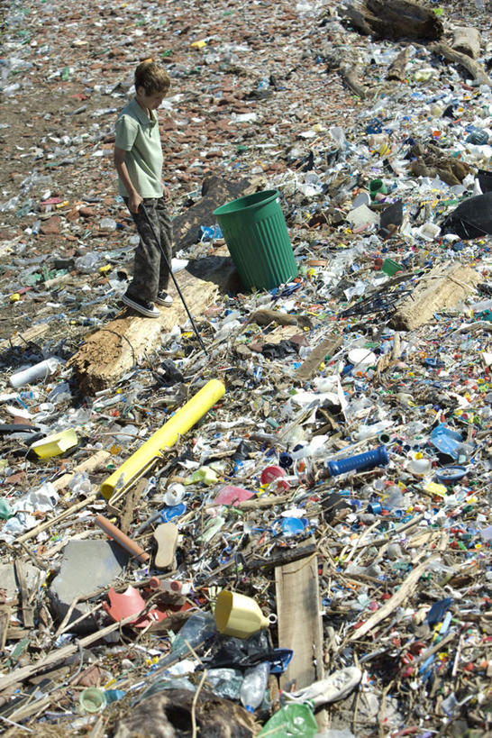 西方人,儿童,头发,一个人,站,竖图,俯视,室外,白天,纯洁,欧洲,欧洲人,仅一个男性,仅一个人,一根,许多,握,阴影,环保,光线,棒子,桶,影子,垃圾,垃圾桶,拿,拿着,注视,休闲装,一个,小孩,黄色,绿色,阳光,容器,低头,观察,看,站着,仅一个小孩,休闲,休闲服,可爱,童年,童趣,握着,单个,观看,储藏,垃圾场,回收,资源,察看,挑选,储存,关注,利用,童真,低碳,烂漫,无邪,循环,天真,男孩,男人,男性,白种人,孩子,站立,彩图,高角度拍摄,全身,贮存,男生