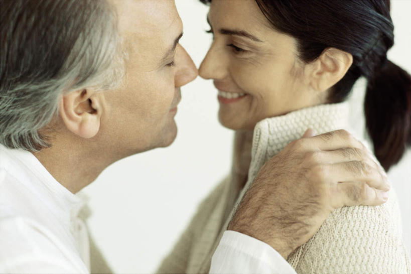 西方人,头发,两个人,家庭,夫妻,站,闭眼,抱,笑,摸,吻,微笑,露齿笑,横图,室内,特写,白天,白色背景,侧面,毛衣,爱情,欧洲,欧洲人,抚摸,浪漫,相视,黑色,站着,温暖,温馨,一家人,面对面,恩爱,恋人,摄影,影棚,抱着,对视,和睦,搂着,相对,相看,男人,男性,女人,女性,中年男性,中年女性,白种人,情侣,闭眼睛,闭着眼,闭着眼睛,触摸,接触,搂,亲,亲吻,站立,半身,彩图,影棚拍摄,绒衣,套衫,套头毛衣,线衣,拍摄,伴侣,融洽