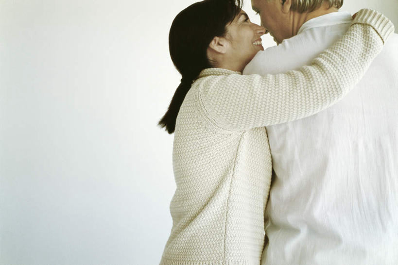 西方人,头发,两个人,家庭,夫妻,站,抱,笑,摸,微笑,露齿笑,横图,室内,特写,白天,白色背景,毛衣,爱情,欧洲,欧洲人,抚摸,浪漫,相视,背面,黑色,站着,温暖,温馨,一家人,面对面,恩爱,恋人,摄影,影棚,抱着,对视,和睦,搂着,相对,相看,男人,男性,女人,女性,中年男性,中年女性,白种人,情侣,触摸,接触,搂,抬头,仰头,站立,半身,彩图,影棚拍摄,绒衣,套衫,套头毛衣,线衣,拍摄,伴侣,融洽