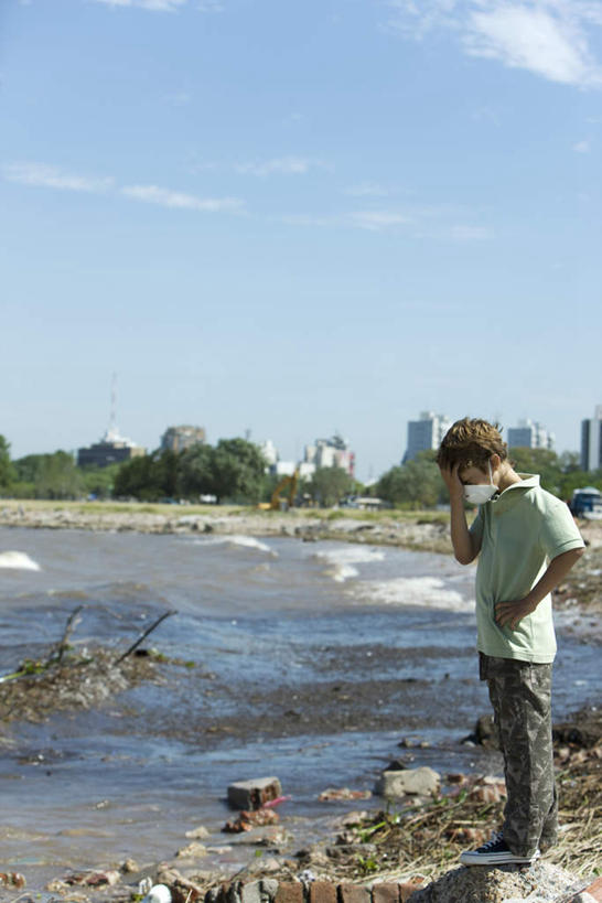 西方人,儿童,头发,一个人,高楼大厦,站,闭眼,摸,竖图,室外,白天,侧面,纯洁,石头,水,植物,大厦,建筑,摩天大楼,欧洲,欧洲人,仅一个男性,仅一个人,抚摸,枯萎,石子,液体,水滴,云,云朵,枯草,云彩,休闲装,手叉腰,草,树,树木,一个,小孩,黄色,蓝色,绿色,白色,白云,蓝天,天空,自然,口罩,天,叉腰,站着,仅一个小孩,休闲,休闲服,可爱,童年,童趣,生长,单个,成长,垃圾场,童真,烂漫,无邪,天真,男孩,男人,男性,白种人,孩子,石块,闭眼睛,闭着眼,闭着眼睛,触摸,接触,站立,彩图,全身,大楼,高层建筑,高楼,摩天楼,男生