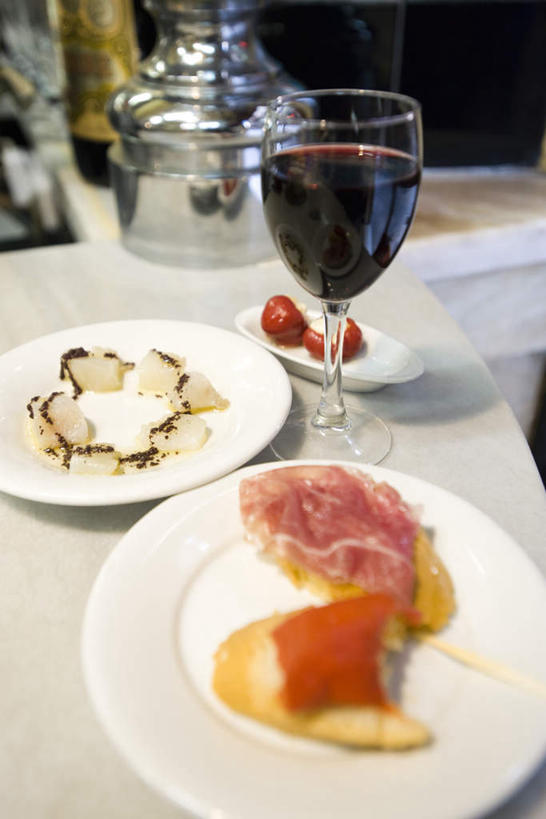 点心,海鲜,面包,葡萄酒,无人,竖图,俯视,室内,特写,白天,烹饪,西餐,餐桌,桌子,杯子,餐具,一块,许多,残缺,碟子,高脚杯,壶,盘,肉,料理,食品,甜点,甜品,红酒杯,一杯,火腿,水产,菜肴,美食,肉类,玻璃制品,水壶,食物,糕点,排列,三个,盘子,茶壶,酒杯,碟,甜食,西式,佳肴,餐台,队列,海产品,肉食,玻璃杯,彩图,高角度拍摄