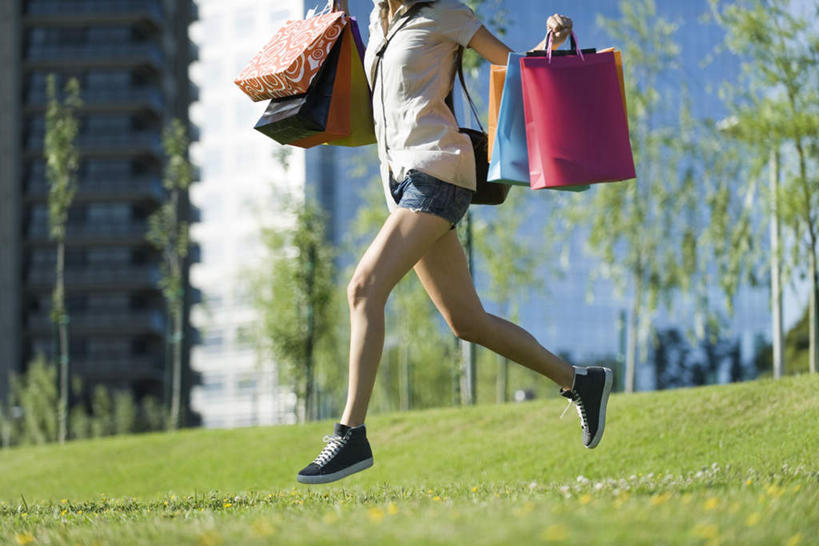 西方人,背,一个人,高楼大厦,站,跑,举,横图,室外,白天,侧面,购物,消费,草地,草坪,植物,大厦,建筑,摩天大楼,袋子,欧洲,欧洲人,仅一个年轻女性,仅一个女性,仅一个人,许多,阴影,朦胧,模糊,光线,手提袋,影子,购物袋,拎,休闲装,草,树,树木,绿色,阳光,自然,托,站着,休闲,休闲服,金融,生长,成长,购买,贸易,年轻女性,女人,女性,白种人,举起,举手,举着,跑步,向上举,向上伸,向上托,站立,半身,彩图,大楼,高层建筑,高楼,摩天楼,拎着