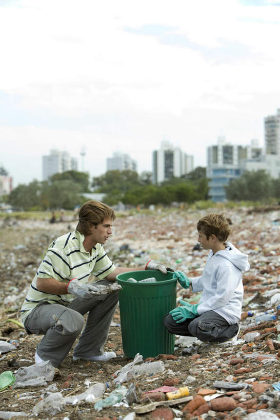 西方人,儿童,头发,两个人,家庭,父亲,儿子,高楼大厦,蹲,摸,竖图,室外,白天,侧面,植物,大厦,建筑,摩天大楼,欧洲,欧洲人,许多,握,阴影,环保,光线,桶,影子,云,云朵,垃圾,垃圾桶,拿,云彩,拿着,休闲装,相视,树,树木,一个,小孩,黄色,蓝色,绿色,白云,蓝天,天空,阳光,自然,容器,手套,天,休闲,温暖,温馨,父子,一家人,面对面,休闲服,父爱,握着,生长,单个,成长,储藏,对视,垃圾场,污染,回收,和睦,资源,储存,相对,利用,低碳,循环,相看,男孩,男人,男性,年轻男性,白种人,触摸,蹲着,接触,彩图,全身,大楼,高层建筑,高楼,摩天楼,融洽,贮存,男生