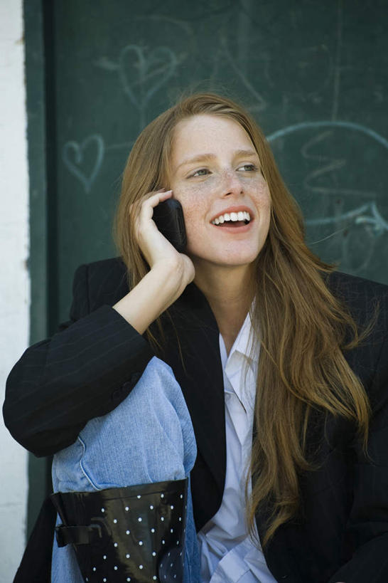 西方人,头发,一个人,商务人士,商务女性,坐,举,笑,打电话,微笑,露齿笑,竖图,室内,白天,正面,衬衫,电话,手机,欧洲,欧洲人,仅一个年轻女性,仅一个女性,仅一个人,撑,握,阴影,套装,光线,影子,墙,拿,拿着,注视,通讯设备,墙壁,墙面,黄色,阳光,看,托,握着,撑着,关注,商务装,工薪阶层,一部,交流,年轻女性,女人,女性,白种人,白领,上班族,沟通,举起,举手,举着,抬头,通话,向上举,向上伸,向上托,仰头,坐着,半身,彩图,衬衣