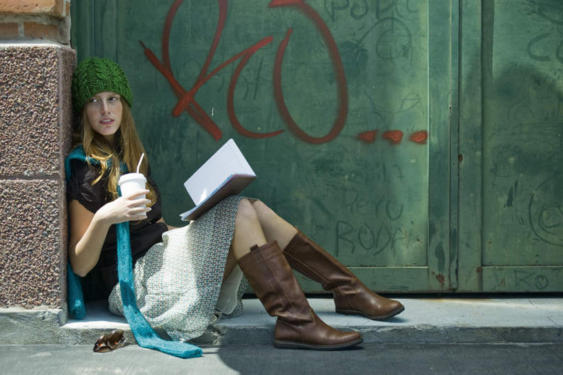 西方人,一个人,坐,笑,微笑,横图,室外,白天,侧面,杯子,帽子,书籍,欧洲,欧洲人,仅一个年轻女性,仅一个女性,仅一个人,一根,握,阴影,光线,影子,墙,地面,拿,图像,图画,拿着,依靠,注视,休闲装,墙壁,墙面,一个,绿色,阳光,水杯,围巾,吸管,观察,看,转头,休闲,休闲服,抬脚,握着,单个,观看,察看,关注,年轻女性,女人,女性,白种人,茶杯,书,图书,坐着,彩图,全身