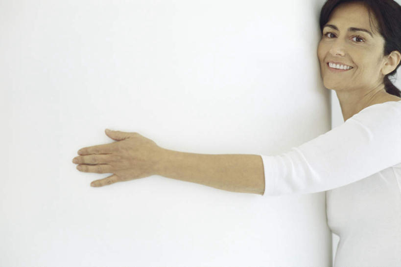 头发,一个人,站,抱,笑,摸,微笑,露齿笑,横图,室内,白天,白色背景,侧面,仅一个女性,仅一个人,墙,依靠,注视,休闲装,墙壁,墙面,黑色,观察,看,站着,转头,仅一个中年女性,休闲,休闲服,摄影,影棚,抱着,观看,察看,搂着,关注,女人,女性,中年女性,触摸,接触,搂,站立,半身,彩图,影棚拍摄,拍摄