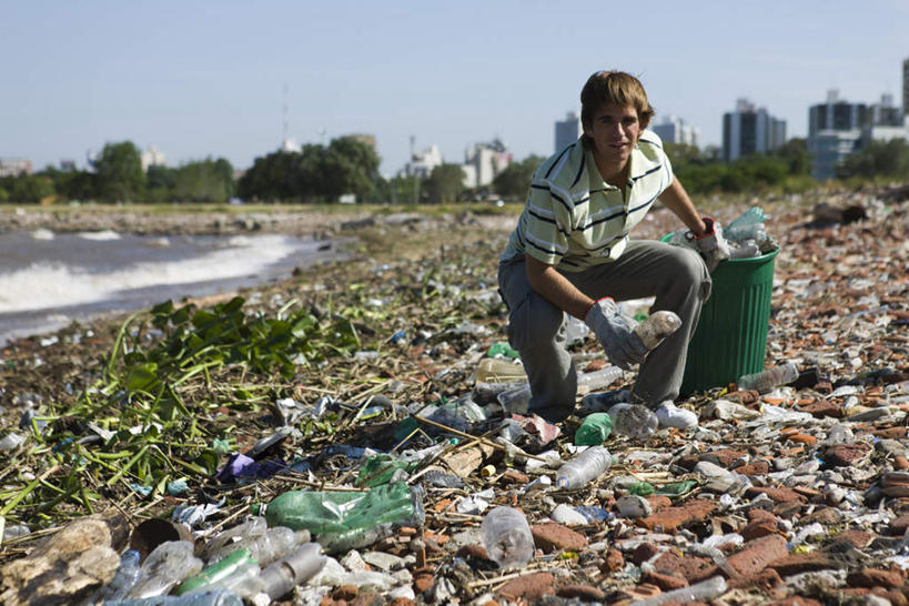 西方人,头发,一个人,高楼大厦,蹲,笑,摸,微笑,横图,室外,白天,正面,草地,草坪,石头,植物,大厦,建筑,摩天大楼,欧洲,欧洲人,仅一个男性,仅一个人,许多,握,阴影,环保,朦胧,模糊,光线,石子,影子,垃圾,垃圾桶,拿,拿着,注视,休闲装,草,树,树木,仅一个年轻男性,一个,黄色,蓝色,绿色,蓝天,天空,阳光,自然,天,观察,看,托,休闲,休闲服,握着,生长,单个,成长,观看,垃圾场,污染,回收,资源,察看,关注,利用,低碳,循环,男人,男性,年轻男性,白种人,石块,触摸,蹲着,接触,彩图,全身,大楼,高层建筑,高楼,摩天楼