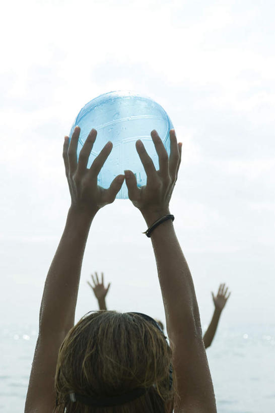 西方人,儿童,两个人,伙伴,朋友,站,举,竖图,室外,白天,游戏,友谊,纯洁,排球,欧洲,欧洲人,透明,云,云朵,玩,云彩,娱乐,球,一个,小孩,背面,蓝色,白云,蓝天,天空,天,托,站着,休闲,可爱,童年,童趣,单个,童真,烂漫,无邪,天真,友情,女孩,女人,女性,白种人,举起,举手,举着,玩耍,嬉戏,向上举,向上伸,向上托,站立,半身,彩图,女生