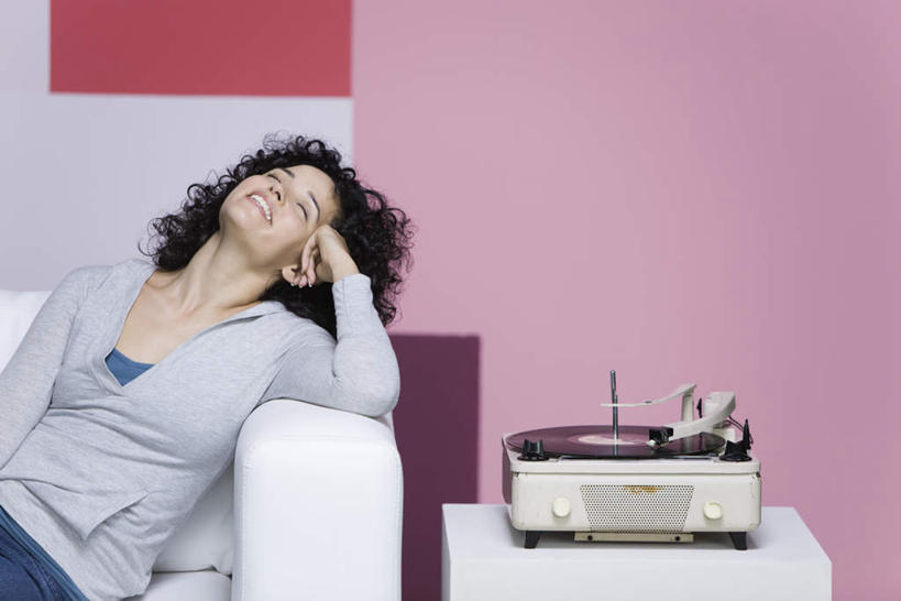 西方人,头发,一个人,坐,闭眼,笑,摸,微笑,露齿笑,横图,室内,白天,正面,柜子,沙发,欧洲,欧洲人,仅一个年轻女性,仅一个女性,仅一个人,撑,抚摸,墙,唱片,依靠,休闲装,墙壁,墙面,一个,白色,黑色,休闲,休闲服,单个,一台,撑着,布艺沙发,年轻女性,女人,女性,白种人,卷发,闭眼睛,闭着眼,闭着眼睛,触摸,接触,抬头,仰头,坐着,半身,彩图