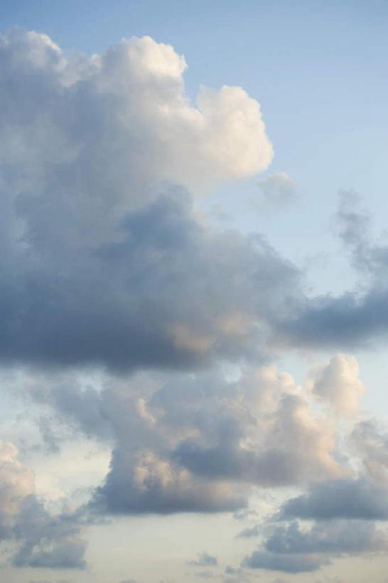 无人,竖图,室外,白天,仰视,旅游,度假,美景,阴影,光线,影子,景观,乌云,云,云朵,云彩,娱乐,蓝色,白云,蓝天,天空,阳光,自然,天,享受,休闲,景色,放松,自然风光,彩图,低角度拍摄